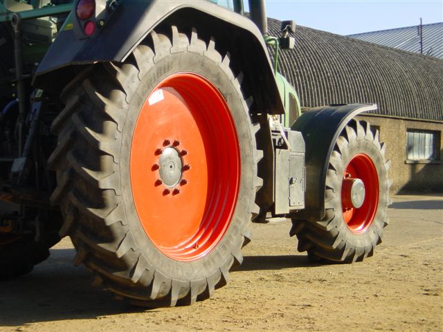 Fixed Centre Flat Plate Wheels on a Fendt